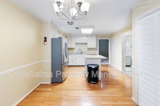 Building Photo - 208 Cottage Pl