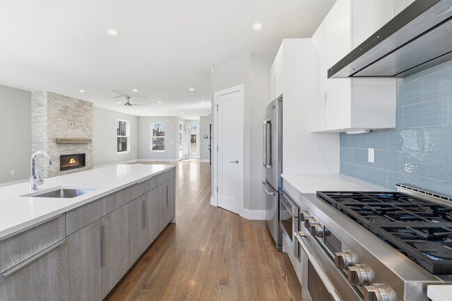 Building Photo - $5,640.95, $300 off the first month's rent, 4 Beds - 5 Bath, Townhouse in Denver with Office!