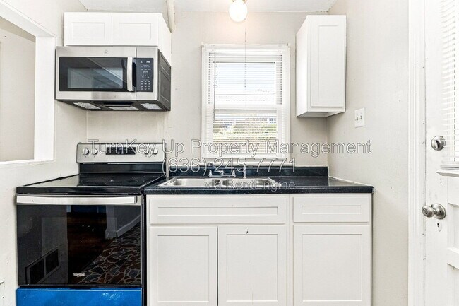 Building Photo - 10175 Cloverdale Dr