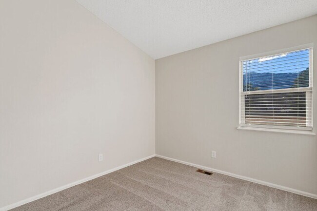 Building Photo - Upgraded 3-Bed Townhome Just Minutes from ...