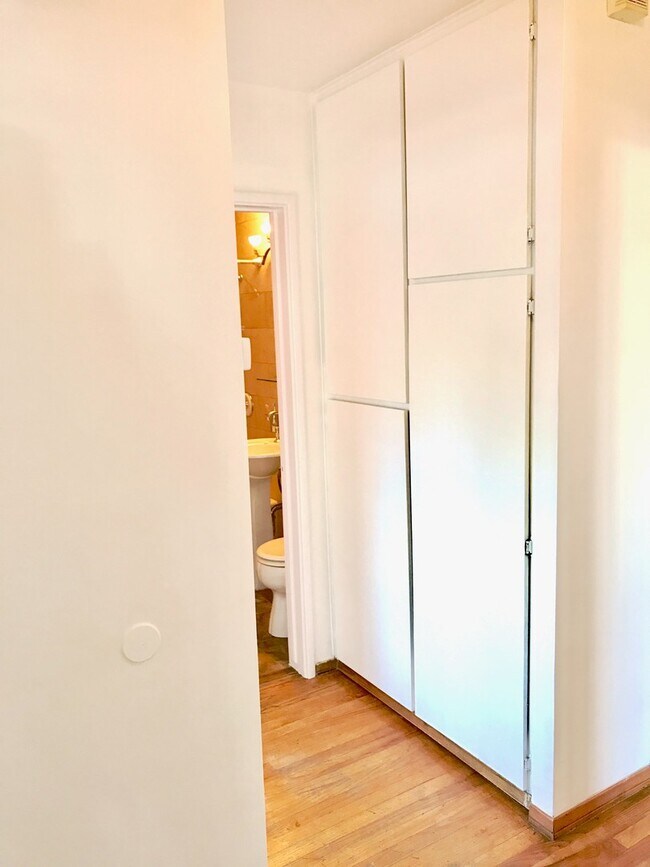 Building Photo - Beautiful 3 Bed + 2 Bath + Den/Office + Backyard