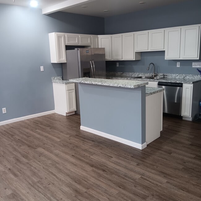 Building Photo - 351 Southwestern Pky