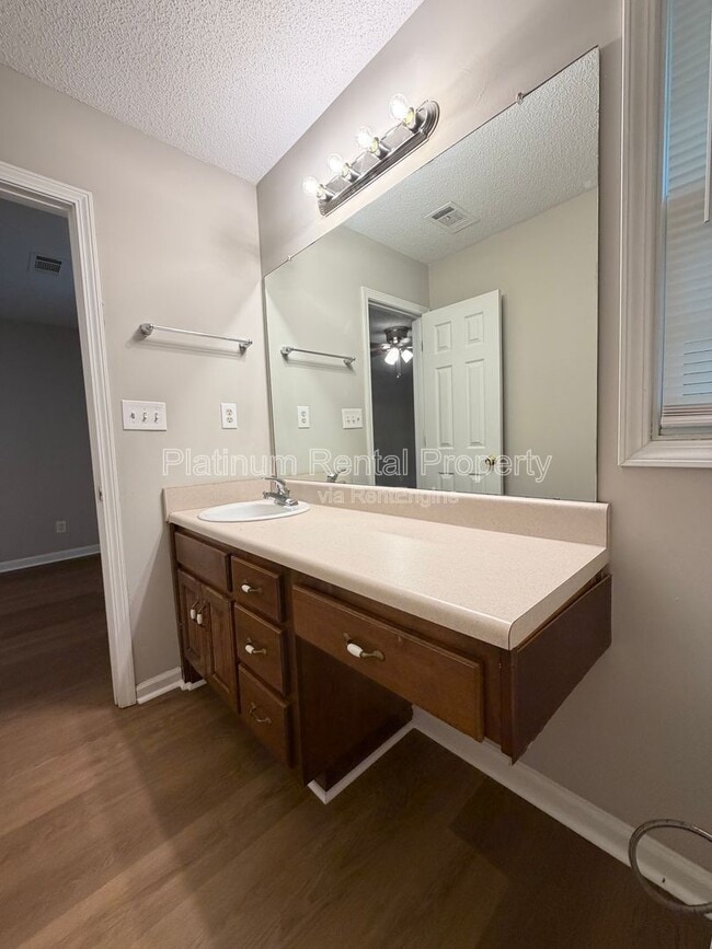 Building Photo - 209 Briarwood Dr