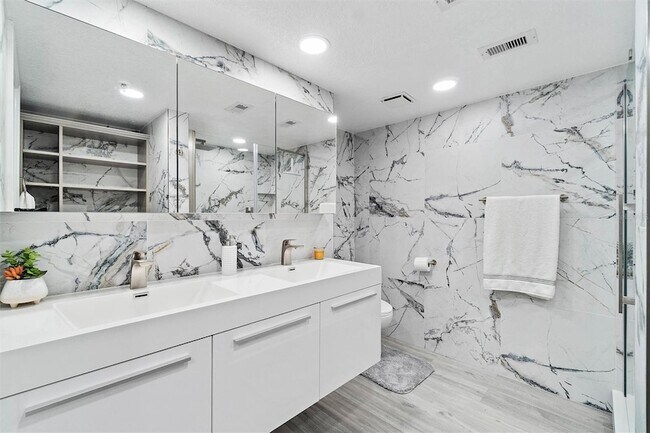 Building Photo - 19111 Vista Bay Dr