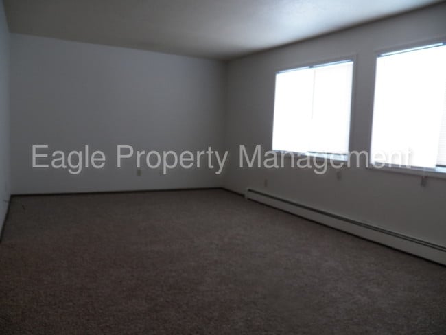 Building Photo - Hiawatha Large 2 Bedroom Heat/Water Paid!!