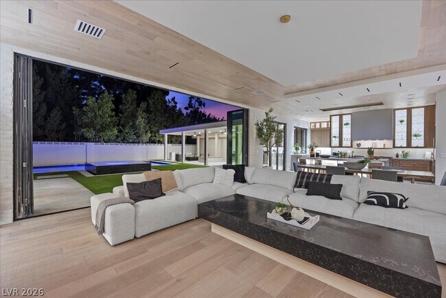 Building Photo - 2401 Driftwood Dr