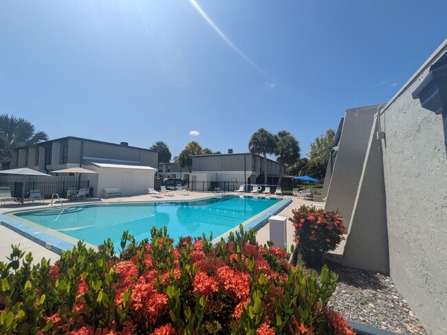 Building Photo - Annual UNfurnished 3-bedroom, 2/ 1/2 bathr...