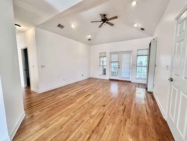 Building Photo - Live Near the Water – 3-Bedroom Home with ...
