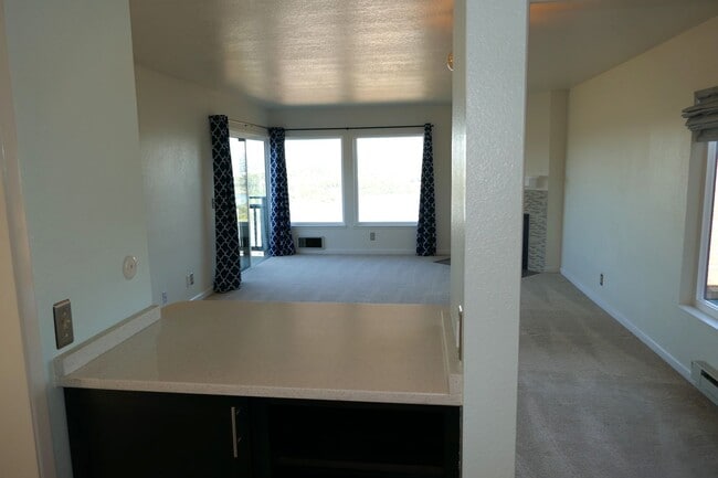 Building Photo - ONE LEVEL TOP-UNIT CONDO IN HEADLANDS WITH STUNNING BAY VIEWS