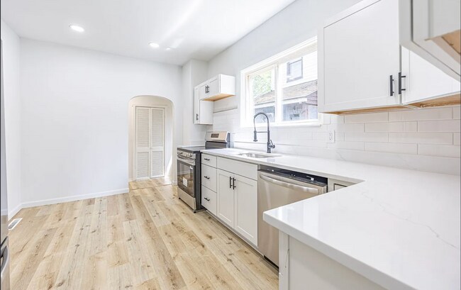 Building Photo - Newly Renovated 5-Bedroom Beauty!