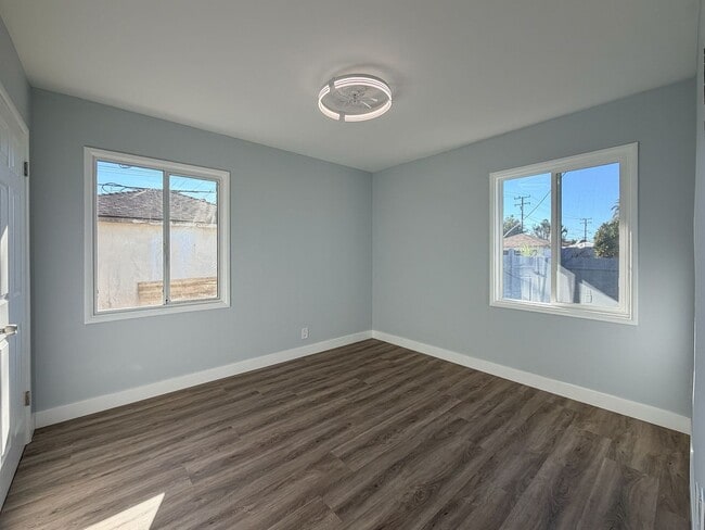 Building Photo - 502-504 E Hemlock- LT