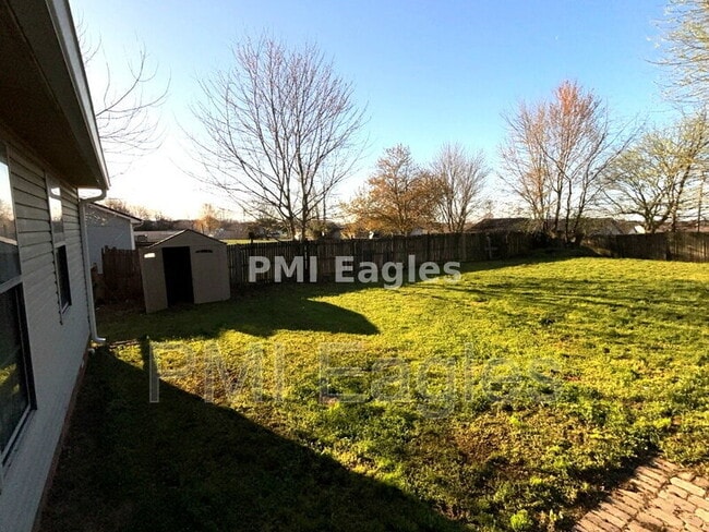 Building Photo - 916 Linda Dr