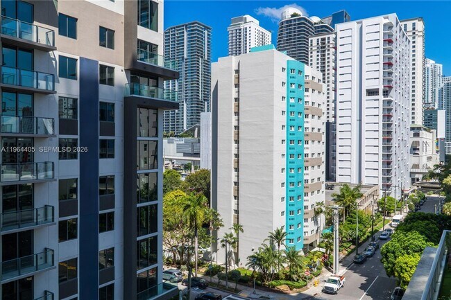 Building Photo - 1010 SW 2nd Ave