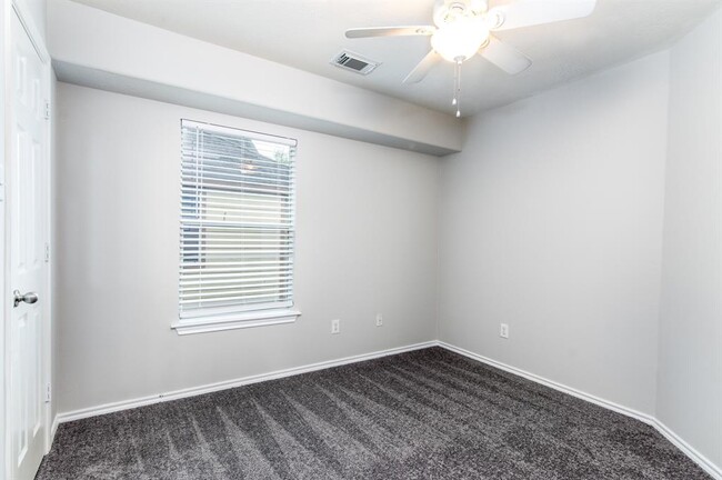 Building Photo - 215 N Burberry Park Cir
