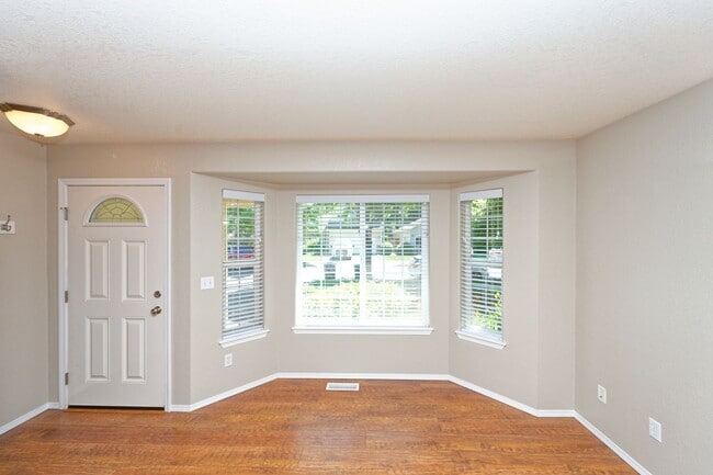 Building Photo - 4 Bedroom Home