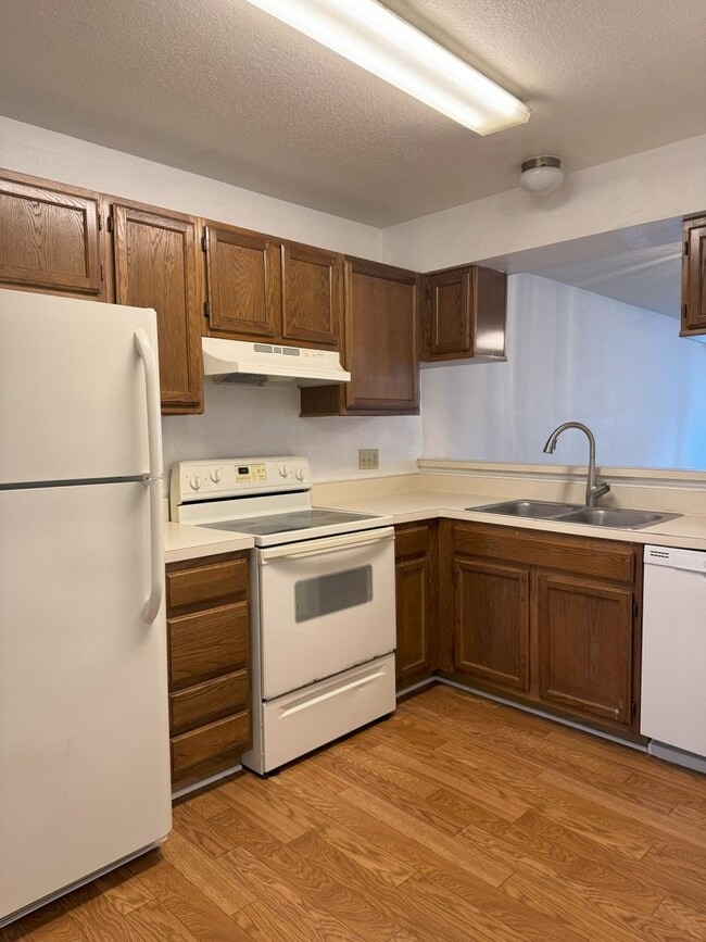 Building Photo - Manors of Bryn Mawr 2 Bed 2 Bath Condo AVA...