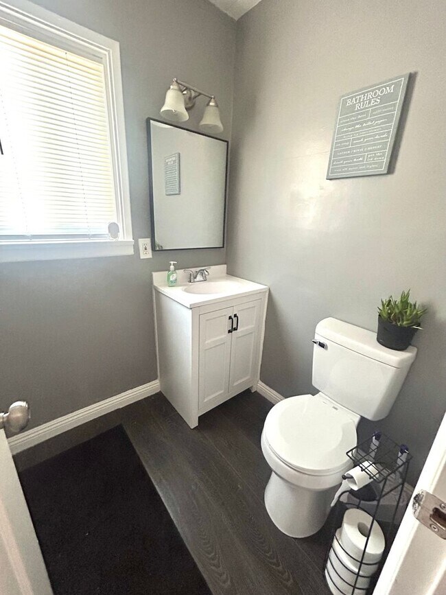 Building Photo - Newly Renovated 2 Bedroom 1 Bathroom Home