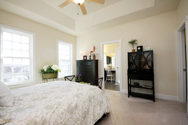 Building Photo - Inviting End-Unit Old Trail Townhome