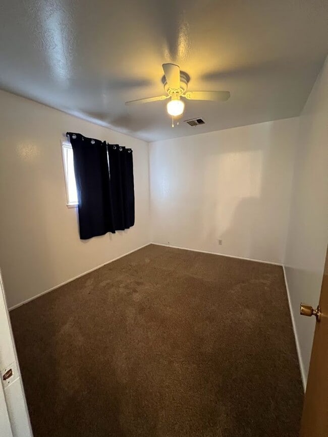 Building Photo - Reedley Country Home For rent