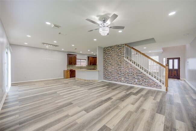 Building Photo - 9351 Royal Way