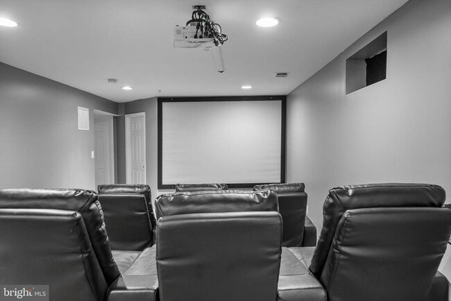 Building Photo - 21375 Lookout Dr