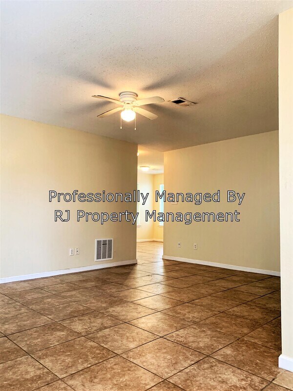 Building Photo - 4847 Royal Run Dr