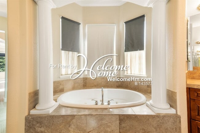 Building Photo - 15020 Redmond Lp