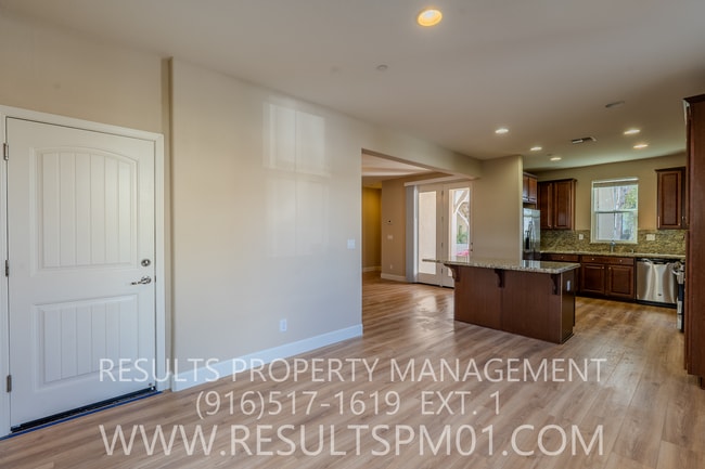 Building Photo - Lovely 3 Bedroom home with Solar! Availabl...