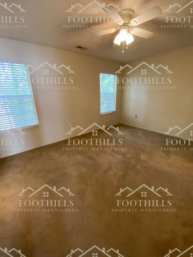 Building Photo - Charming 3 Bedroom/2 Bath single family ho...