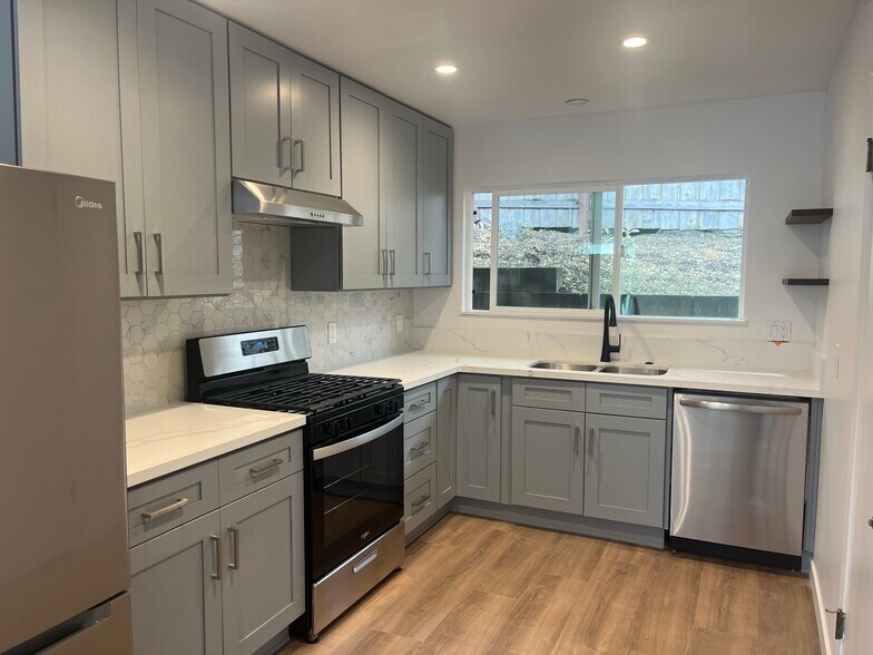 Building Photo - 411 Lawrence Dr