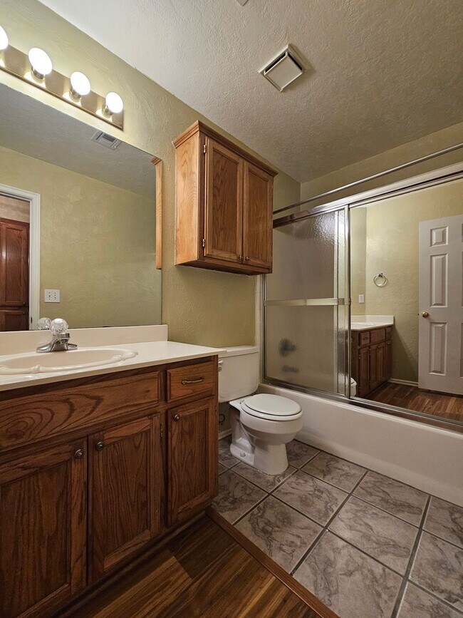 Building Photo - (3) Bed/(2) Bath in West Norman! Avail NOW!