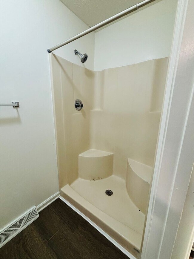 Building Photo - 4 Bedroom 2.5 Bath Townhouse