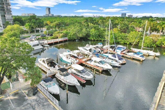 Building Photo - 3401 N Country Club Dr