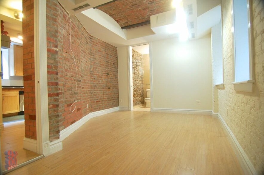 Building Photo - 340 E 18th St