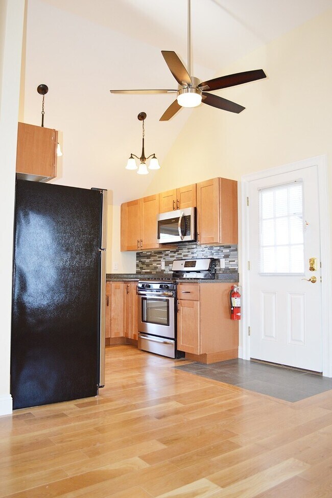 Building Photo - 220 North Ave