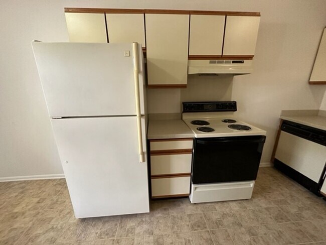 Building Photo - 3830 Country Club Rd