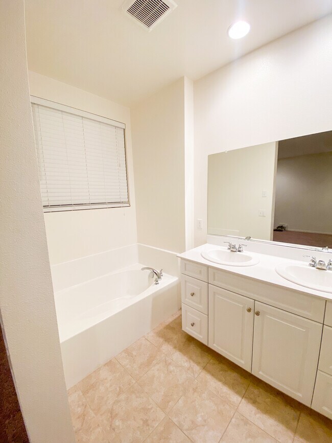 Building Photo - 5930 Ginger Dr