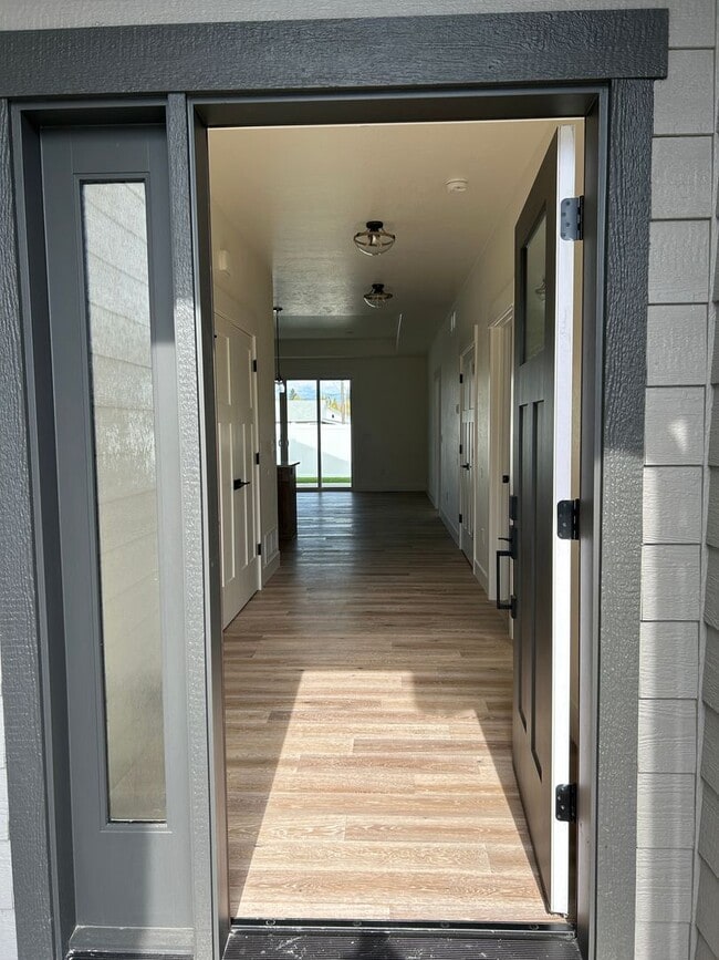 Building Photo - Custom Condo in Hamilton