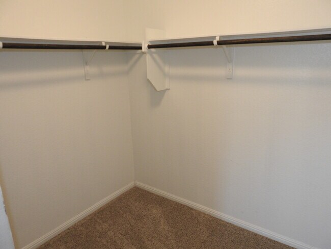 Building Photo - 621 Callahan Ln