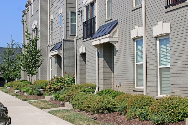 Building Photo - Convenient to UVA's Graduate Schools