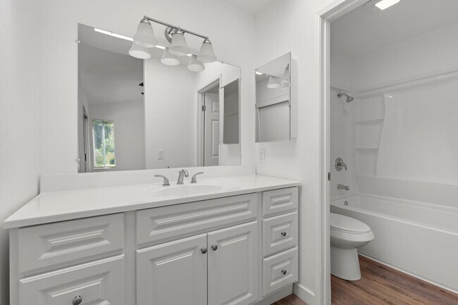 Building Photo - BRAND NEWLY RENOVATED 3BD/2BA Condo in the...