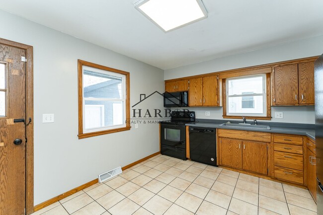 Building Photo - Recently Renovated 5 Bedroom Home! *1/2 OFF FIRST MONTH OF RENT*