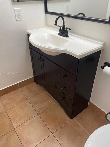 Building Photo - 570 S Park Rd