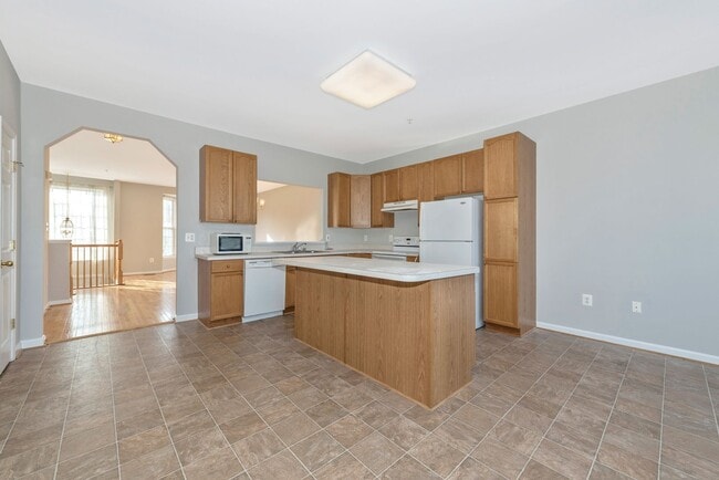 Building Photo - Fantastic Townhouse w/ Garage - Quick High...