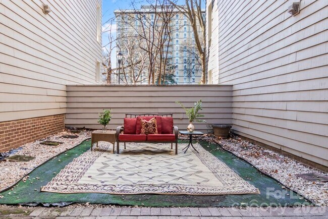 Building Photo - 212 W 10th St