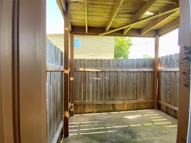 Building Photo - 2300 Cedrick Cove