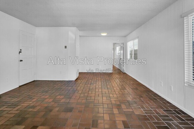 Building Photo - 325 Rosemont St