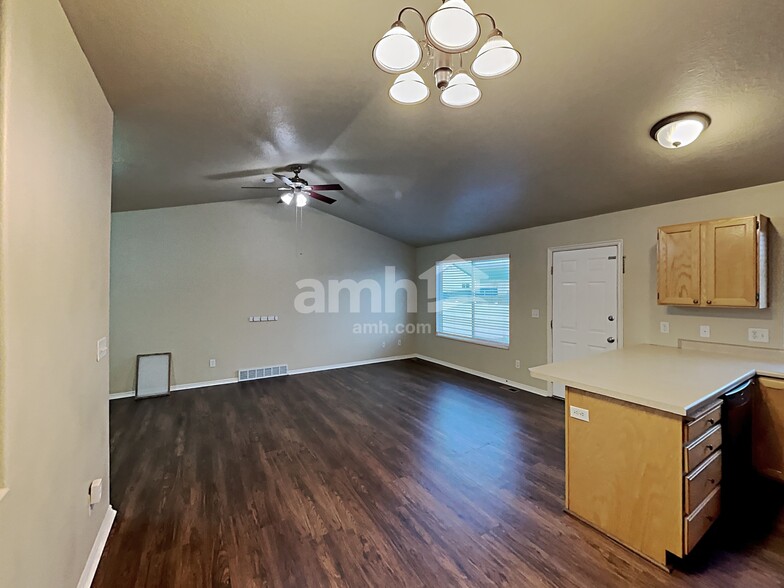 Building Photo - 2098 Blossom St