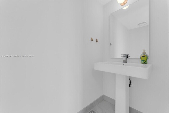 Building Photo - 400 Sunny Isles Blvd