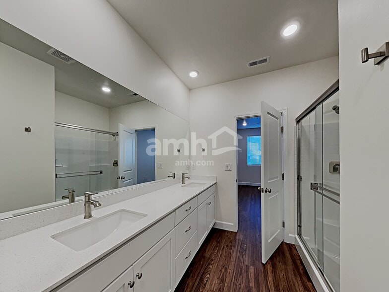 Building Photo - 5124 W Bellevue St